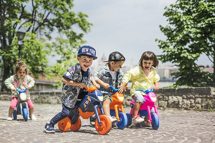 Les enfants sont fous de joie lorsque les motos sont à leur dispositif.